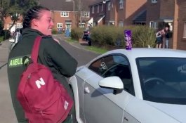 Inilah Tayla Porter, Gadis Petugas Ambulans yang Menangis Disambut Tepuk Tangan Warga