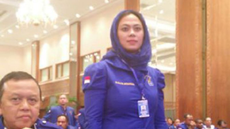 Bupati Karawang, Cellica Nurrachdiana (kanan).