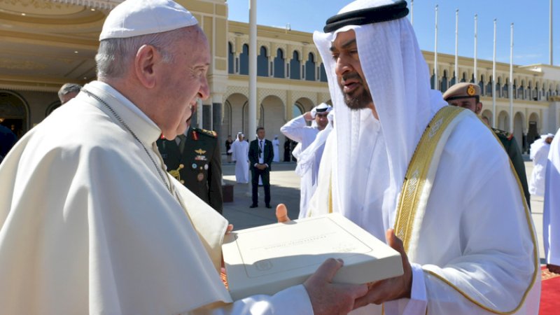 Paus Francis (kiri) memberi hadiah kepada Putra Mahkota Abu Dhabi, Mohamed Bin Zayed Al-Nahyan, beberapa waktu lalu.