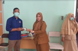 Anggota DPRD Barru Syahrul Ramdhani Sumbangkan APD ke Dua Puskesmas