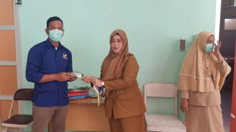 Anggota DPRD Barru Syahrul Ramdhani Sumbangkan APD ke Dua Puskesmas