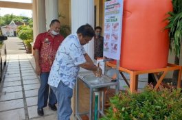 Ritual Baru Bupati Bone Sebelum Masuk Kantor di Tengah Wabah Covid-19
