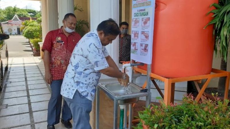 Bupati Bone, AM Fahsar M Padjalangi mencuci tangan sebelum masuk kantor.