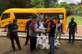 Dorong Masyarakat Tinggal di Rumah, FH Unhas Bagi-bagi Paket Sembako