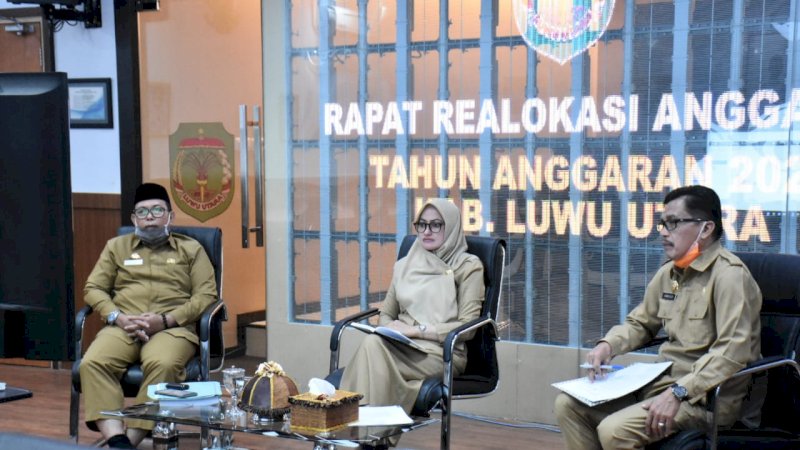 Bupati Luwu Utara Indah Putri Indriani (tengah).