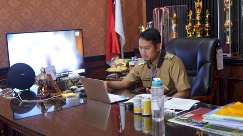 Bupati Sinjai, Andi Seto Asapa memimpin rapat online di ruang kerjanya.