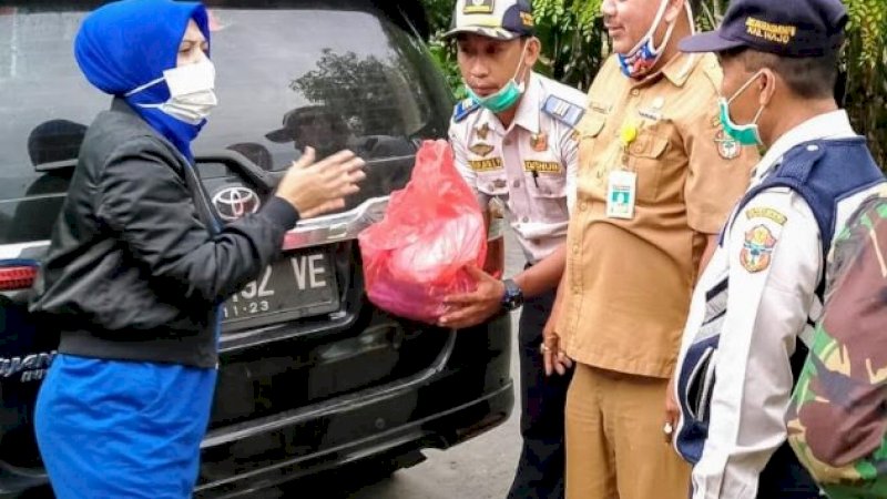 Anggota DPRD Wajo, Andi Merly Iswita ikut berpartisipasi mencegah penyebaran virus corona. Salah satunya dengan memberikan bantuan alat pelindung diri.
