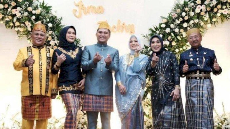 Fachry dan Irma bersama kedua orang tua mereka saat lamaran.