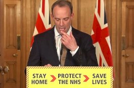 Menlu Inggris Dominic Raab Jilat Jari, Ini Komentar Lucu dan Cadas Warganet 