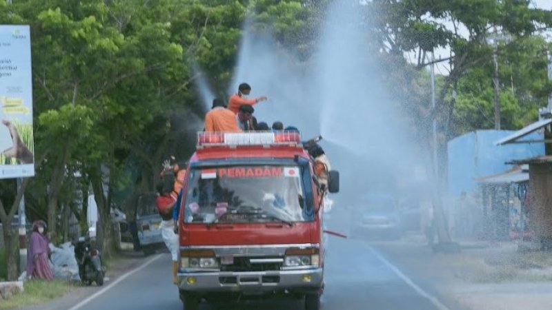 Pemerintah Kabupaten (Pemkab) Jeneponto bekerja sama TNI/Polri melakukan penyemprotan cairan disinfektan di Kabupaten yang berjuluk Butta Turatea, Jeneponto.