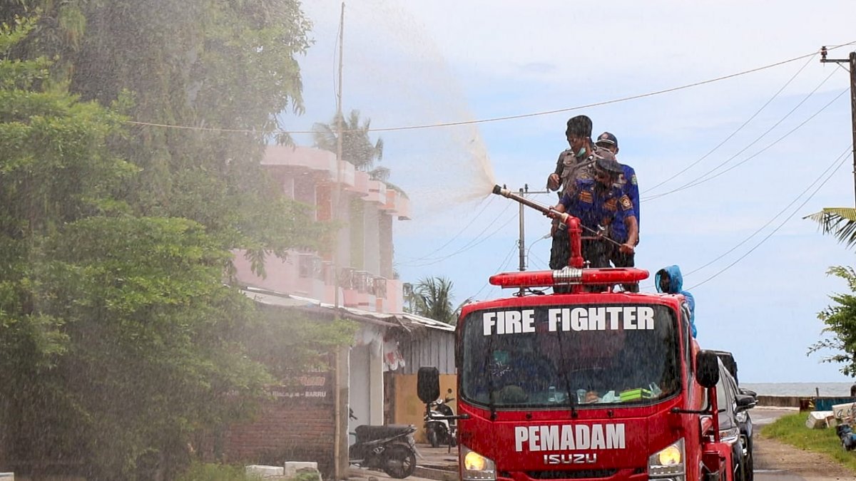 Semua Armada Damkar Barru Dikerahkan Penyemprotan Disinfektan