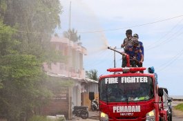Semua Armada Damkar Barru Dikerahkan Penyemprotan Disinfektan