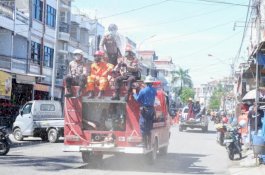 Kerahkan Damkar, Polres Wajo Semprotkan Disinfektan Keliling Kota