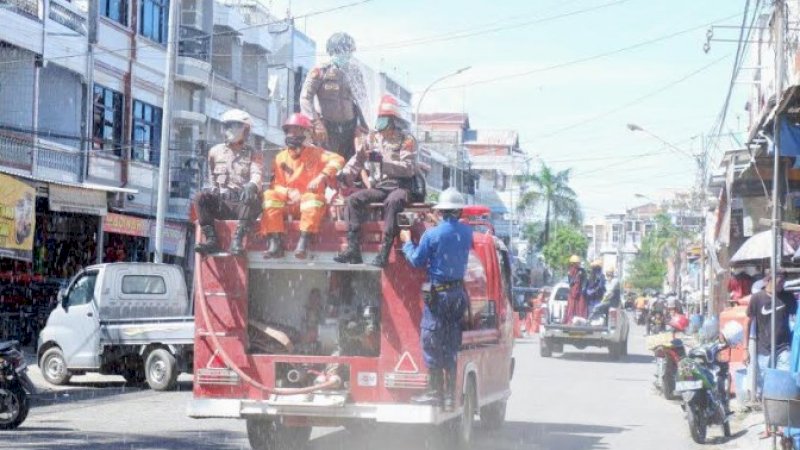 Kerahkan Damkar, Polres Wajo Semprotkan Disinfektan Keliling Kota
