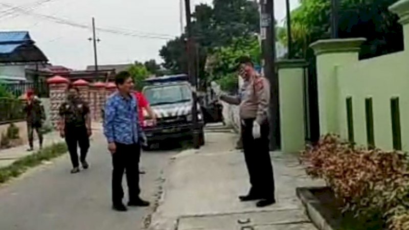 Aksi Edi Saputra yang protes penanganan rekannya yang berstatus PDP.