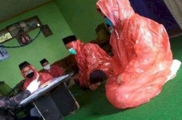 Suhu Tubuhnya Tinggi Jelang Nikah, Pengantin di Temanggung Pakai Jas Hujan Plastik saat Ijab Kabul