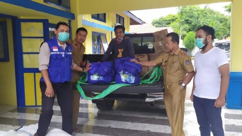 Pemerintah Provinsi Sulawesi Selatan melalui Dinas Sosial menyalurkan bantuan kepada korban angin puting beliung di Kabupaten Bone.