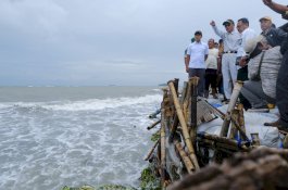 Gubernur Sulsel Tinjau Lokasi Abrasi di Takalar