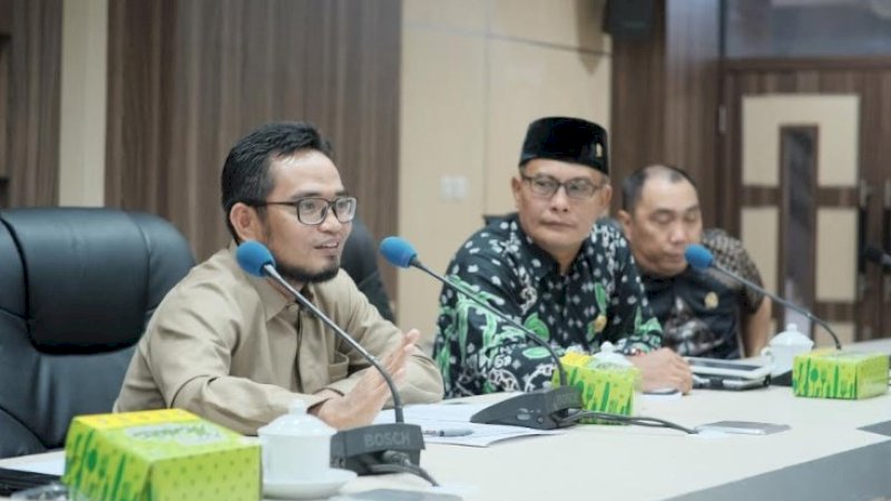 Andi Hadi Ibrahim (kiri)