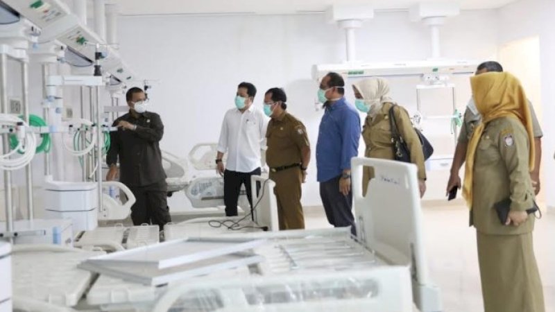 Penjabat Wali Kota Makassar, Iqbal Suhaeb meninjau fasilitas rujukan pasien Covid-19.