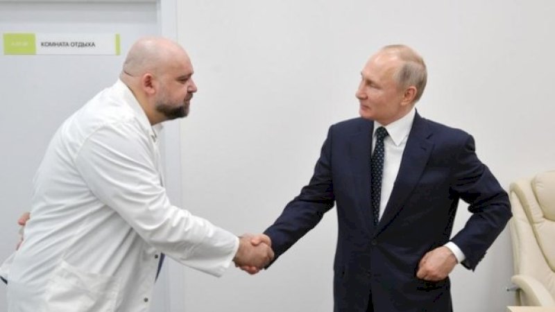 Denis Protsenko (kiri) saat bersalaman dengan Vladimir Putin.