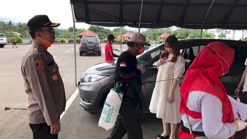 Penyemprotan kendaraan dan penumpang di perbatasan Bantaeng.