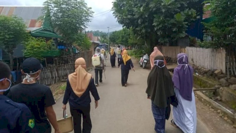 Banyak Perantau Pulang Kampung, Desa Bulusuka Jeneponto Disemprot Disinfektan