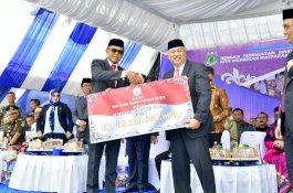 Gubernur Serahkan Rp 63,1 Miliar di HUT Pinrang Ke-60
