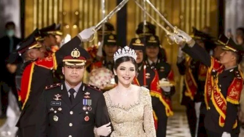 Resepsi pernikahan Fahrul Sudiana&nbsp;dengan selebgram Rica Andriani jadi perbincangan. Acara itu digelar di sebuah hotel mewah di Senayan Jakarta, Sabtu (21/3/2020).