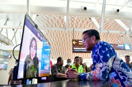 Gubernur Sulsel Cek Alat Thermal Scanner Bandara Sultan Hasanuddin