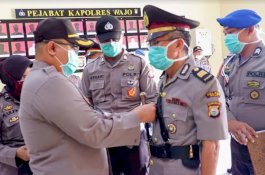 Kenakan Masker, Kapolres Wajo Pimpin Sertijab dan Pengukuhan Tiga Pejabat