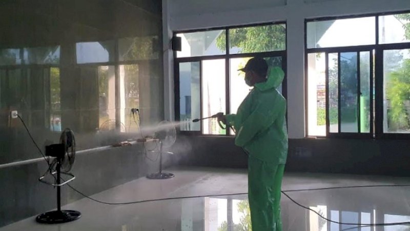 Antisipasi Penyebaran Covid-19, Komunitas Peduli dan Berbagi Lakukan Penyemprotan Disinfektan