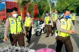 Perkuat Daya Tahan Tubuh, Personel Satlantas Polres Wajo Olahraga dan Sarapan Bubur Kacang Ijo
