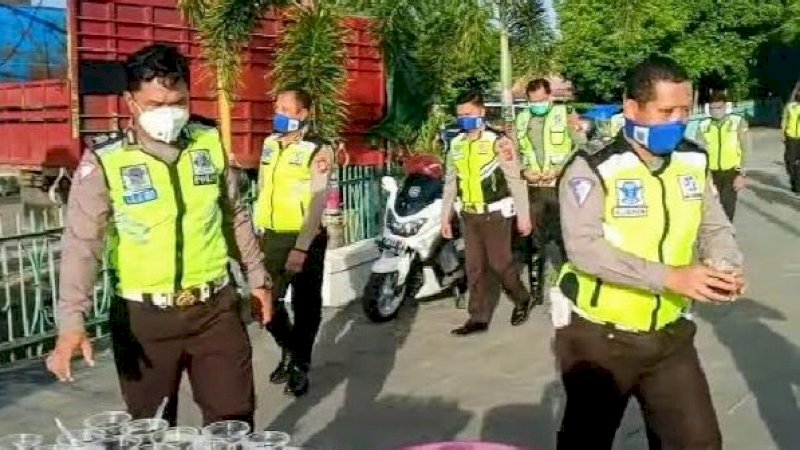 Personel Satlantas Polres Wajo menggelar olahraga pagi dilanjutkan sarapan bubur kacang ijo, Kamis (2/4/2020). 