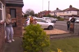 Tolong Pensiunan 78 Tahun yang Terinfeksi Covid-19, Perawat Ini Dapat Kejutan Mobil Baru