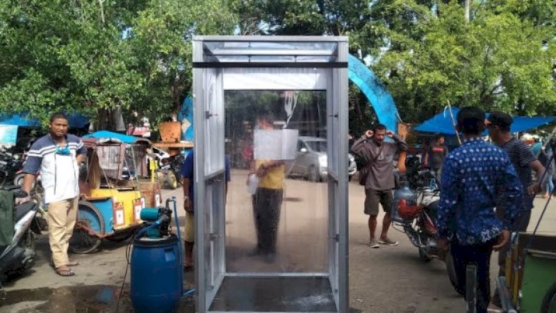 Salah satu bilik disinfektan di Barru.