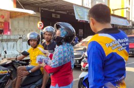Tasming Hamid Bagikan 1.000 Masker untuk Warga