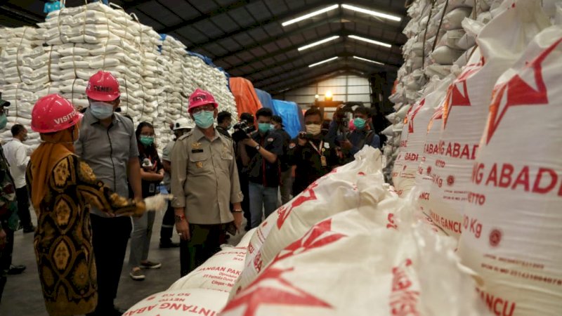 Mentan Syahrul Yasin Limpo (ketiga dari kiri) mengecek kebutuhan bahan pokok jelang puasa dan lebaran. (foto/humas kementan ri) 