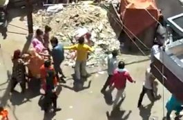 Dokter dan Perawat Hendak Periksa Kesehatan, Warga Balas dengan Lemparan Batu