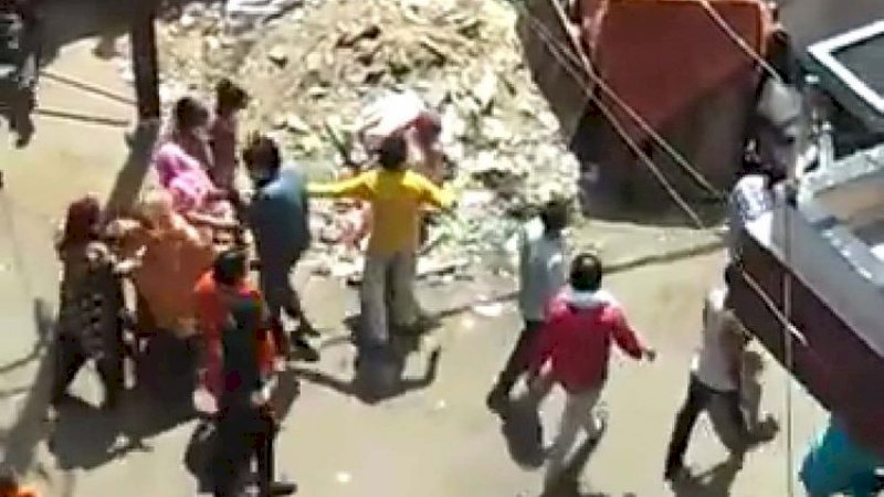 Suasana saat dokter diusir dan dilempari batu di Indore, India.
