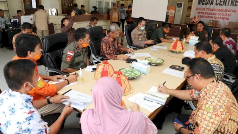 Bupati Bantaeng, Ilham Azikin memimpin rapat terkat Covid-19.