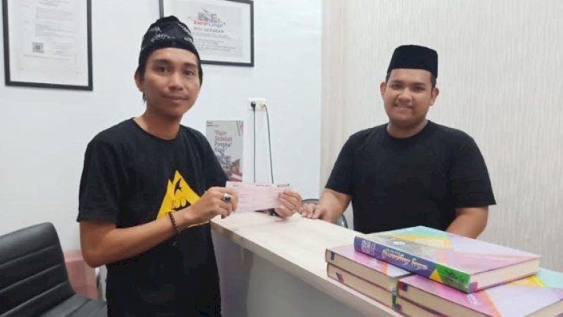 Nirsandi Munir (kiri).