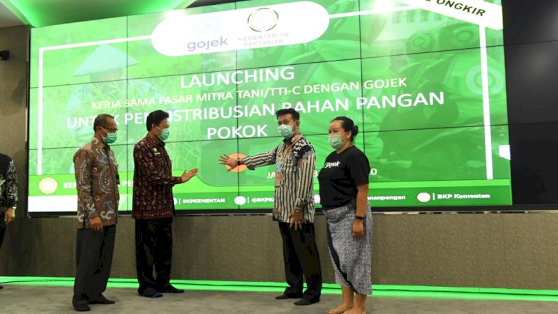 GANDENG GOJEK. Mentan Syahrul (kedua kanan) saat launching kerja sama dengan Gojek. (foto/humas kementan ri)