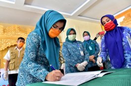 Prihatin Keluarga Prasejahtera Gegara Corona, PKK Sulsel Salurkan 7.500 Paket Sembako