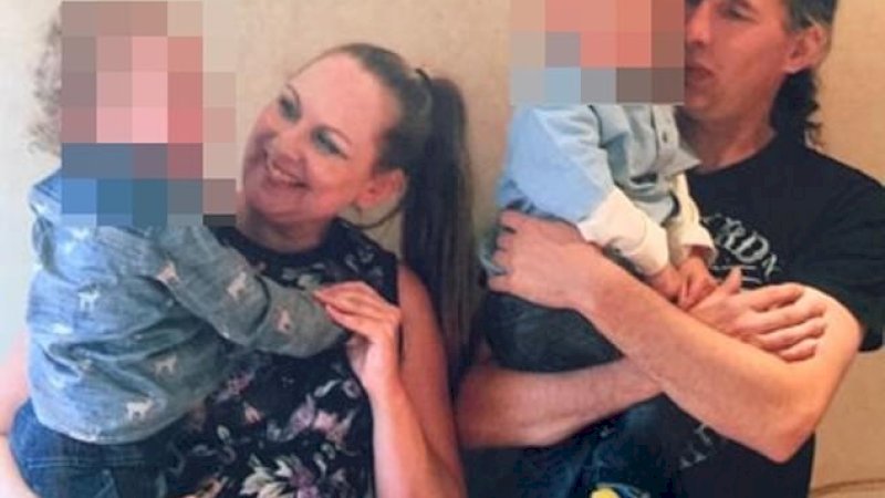 Caroline Saunby bersama suami dan anak kembarnya, semasa hidup.