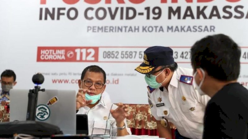 Penjabat Wali Kota Makassar, Iqbal Suhaeb (kedua kiri)