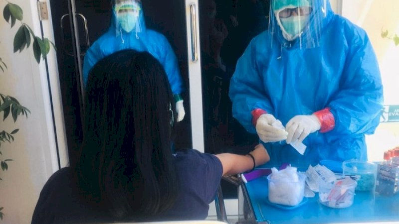 Pemerintah Kota Makassar menggelar rapid test serentak. Sejumlah puskesmas dan delapan rumah sakit rujukan pasien Covid-19 di Kota Makassar jadi sasaran. 