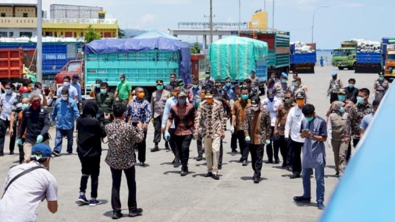 Gubernur Sulsel, Nurdin Abdullah meninjau Pelabuhan Nusantara, Jumat (3/4/2020).
