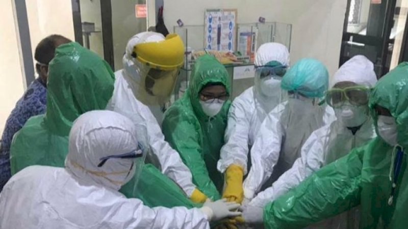 Tenaga medis RSUD Andi Makkasau Parepare yang menangani pasien Covid-19.