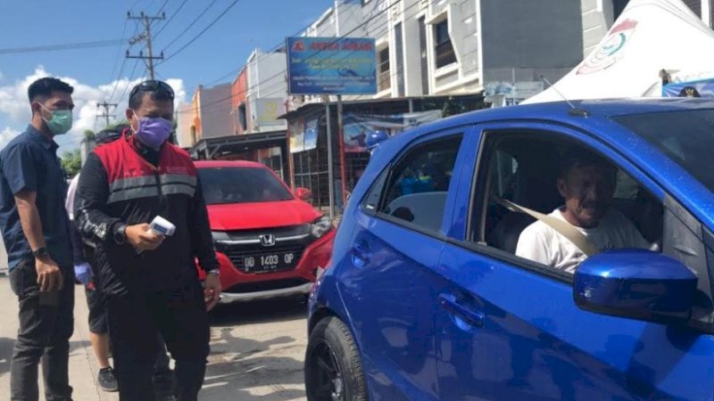 Wali Kota Makassar, Iqbal Suhaeb turun langsung mengecek suhu tubuh pengendara, Sabtu (4/4/2020).